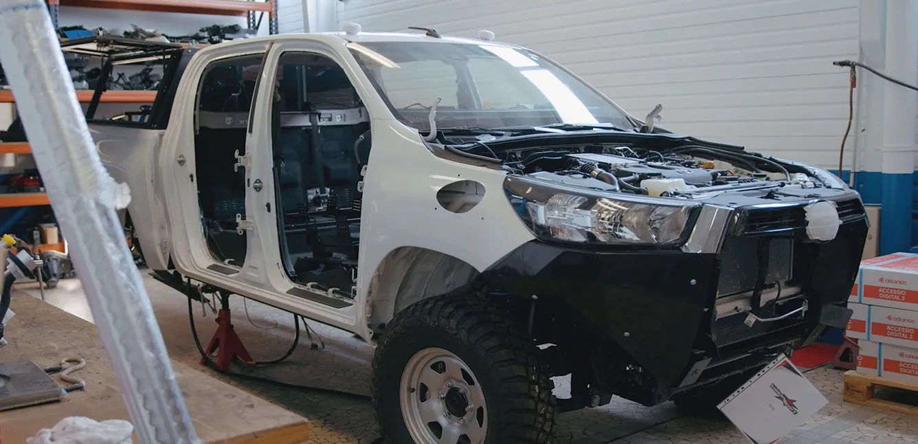 현장에서 제작 중인 Vaison Sport 트럭