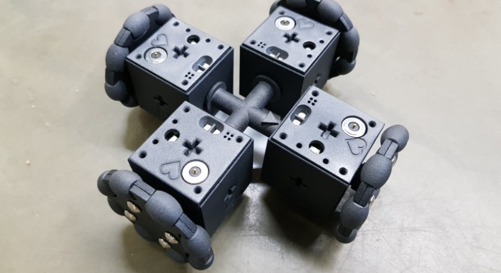 platform cube-shaped robot RoboRisen