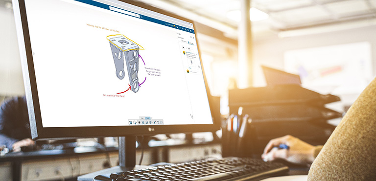 Persona diseñando con un modelo 3D con marcado en pantalla