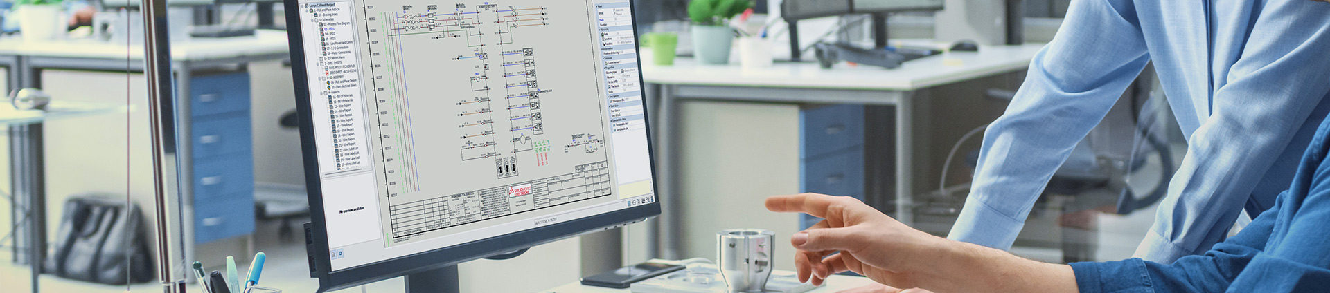 Progettazione di schemi elettrici SOLIDWORKS sullo schermo con persone che ne discutono