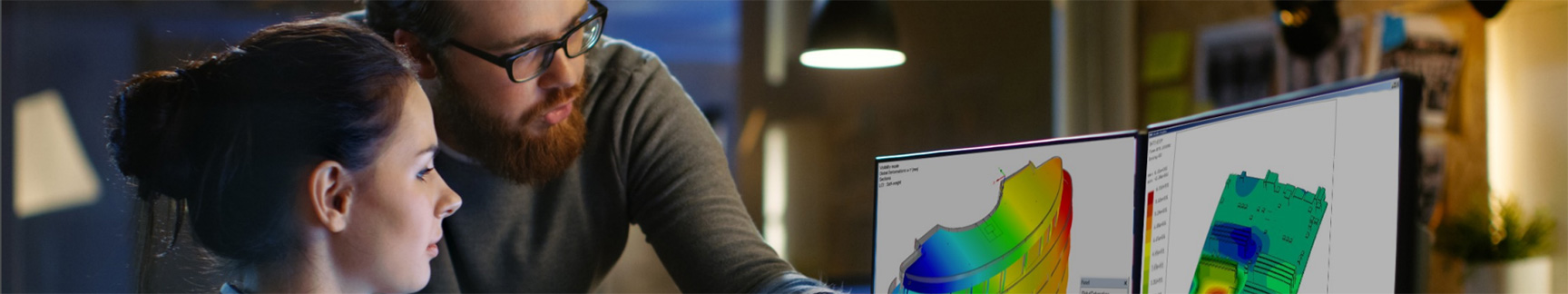 Menschen, die an 3D-Modellen zusammenarbeiten, die Simulationsdaten zeigen