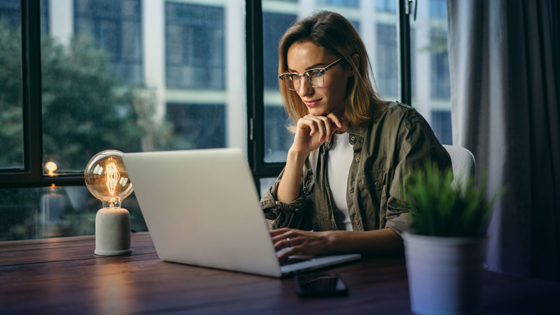 Frau, die am Laptop arbeitet – SOLIDWORKS