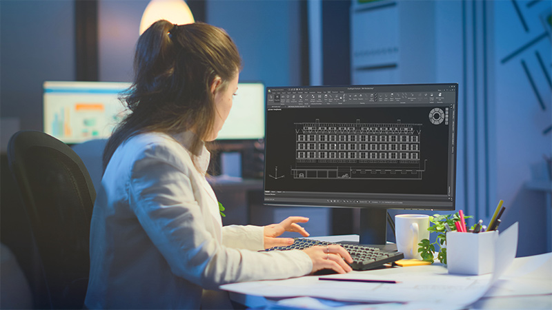 Konstrukteurin, die mit DraftSight an einer 2D-Zeichnung arbeitet