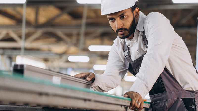 Bauarbeiter, der Materialien ausbreitet – SOLIDWORKS