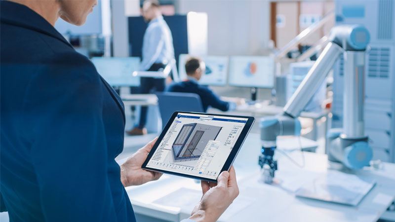 Person, die ein Raumdesign auf einem Tablet betrachtet – SOLIDWORKS