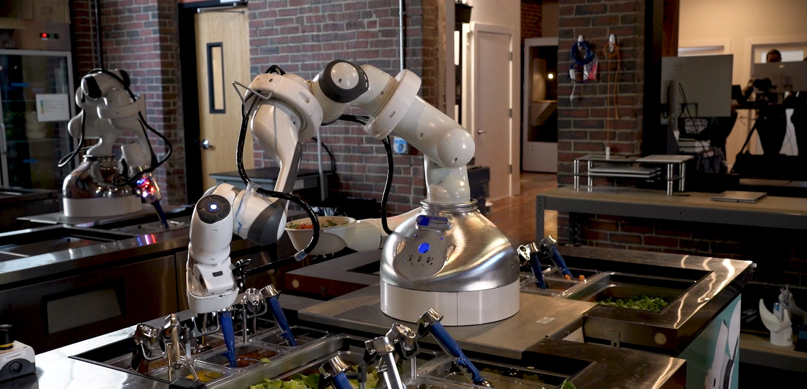 Dexai Robotics robot at work in a restaurant - SOLIDWORKS