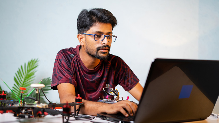 Designer working on laptop - 3DEXPERIENCE SOLIDWORKS for Makers