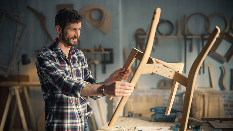 Man making chair in workshop - 3DEXPERIENCE SOLIDWORKS for Makers