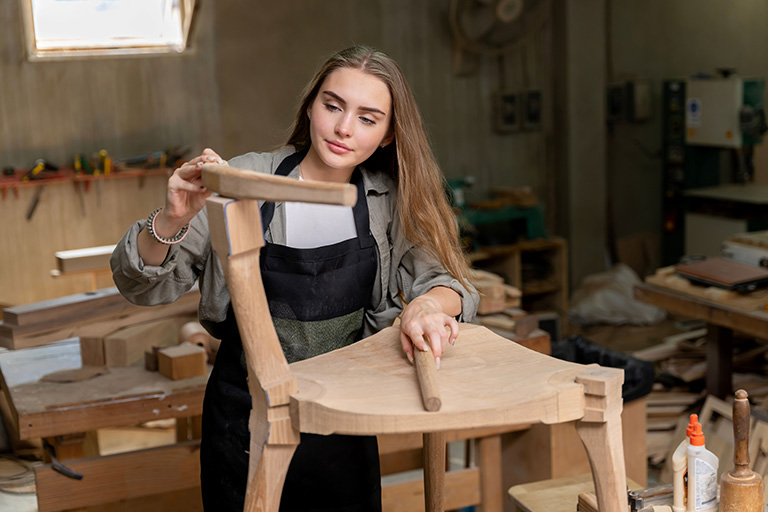 Woman crafting a chair in workshop - 3DEXPERIENCE SOLIDWORKS for Makers