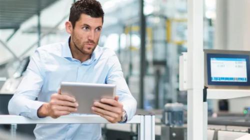 Homme avec un ordinateur portable dans la zone de travail du laboratoire