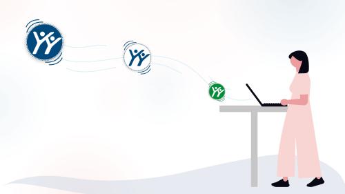 Bir bilgisayarda SOLIDWORKS yapay zeka araçlarını kullanan bir kadını gösteren resim. 