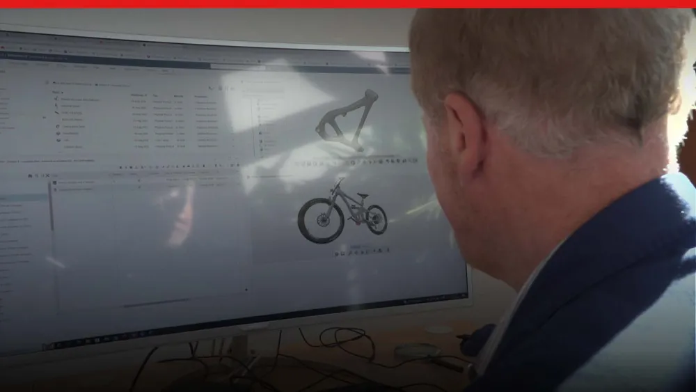 Uomo che guarda il monitor del computer dell'interfaccia utente e del progetto 3D