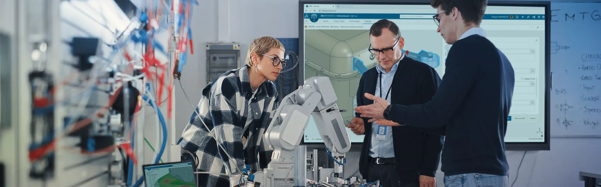 bir startup çalışma alanında birlikte çalışan üç kişi - SOLIDWORKS