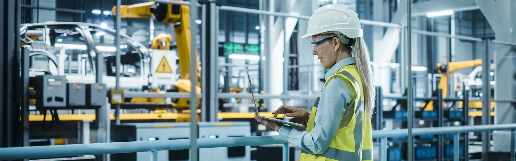 Frau mit Laptop an automatisierter Montagelinie – SOLIDWORKS