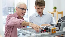 Enseignant montrant la conception de machines à un étudiant - SOLIDWORKS