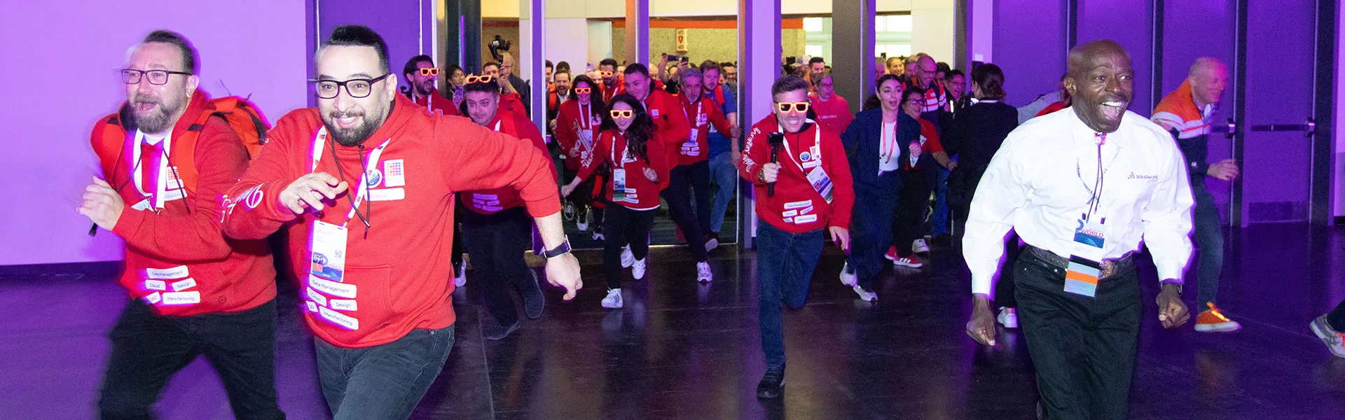 3DEXPERIENCE World attendees running through the doors of General Session to get to their seats