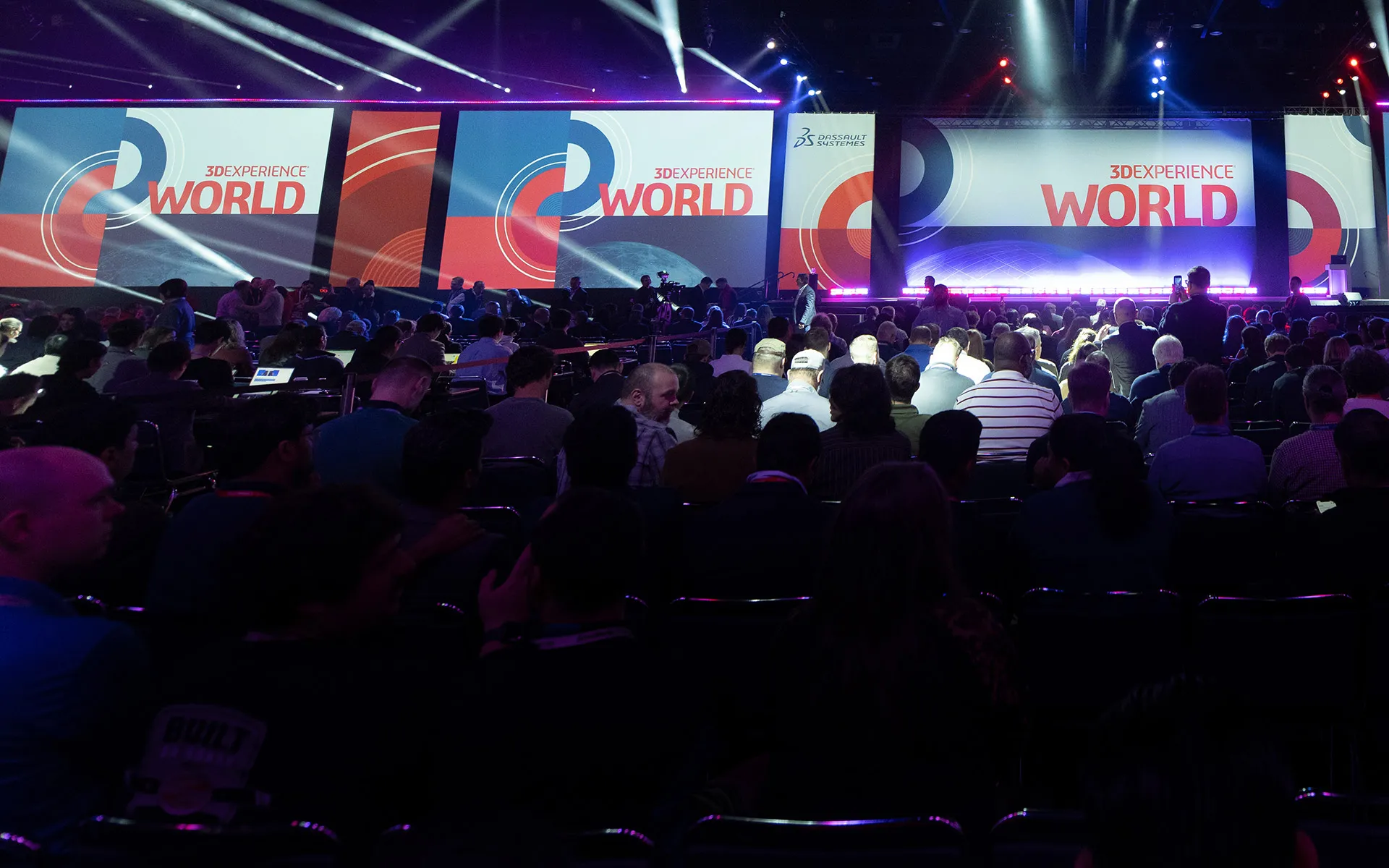 3DEXPERIENCE World audience talking and taking photos while waiting for General Session