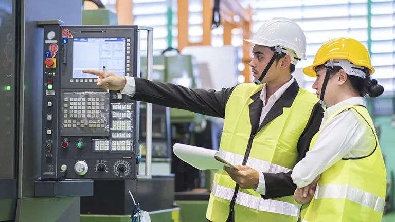 平台制造方法：两名工人在制造车间