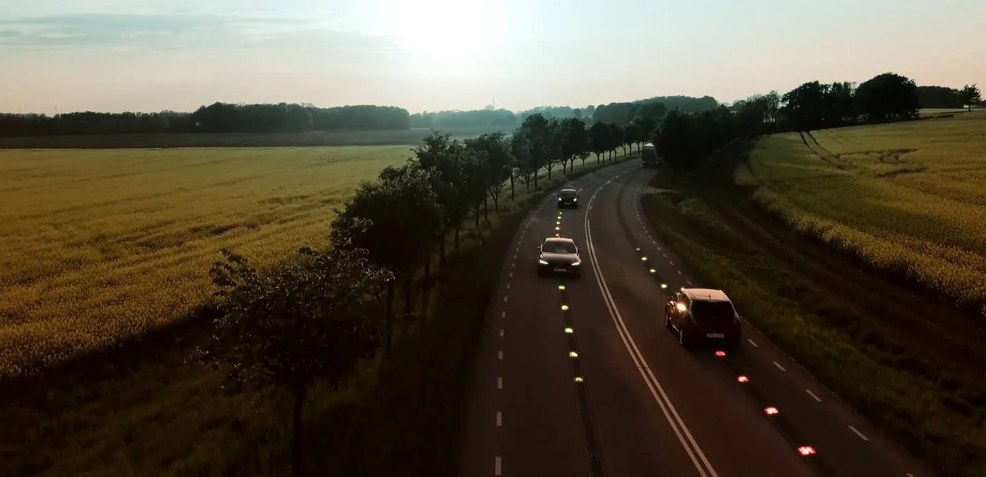 Elonroad shown in evening with cars and a bus. Elonroad Charges Ahead with SOLIDWORKS and 3DEXPERIENCE Works
