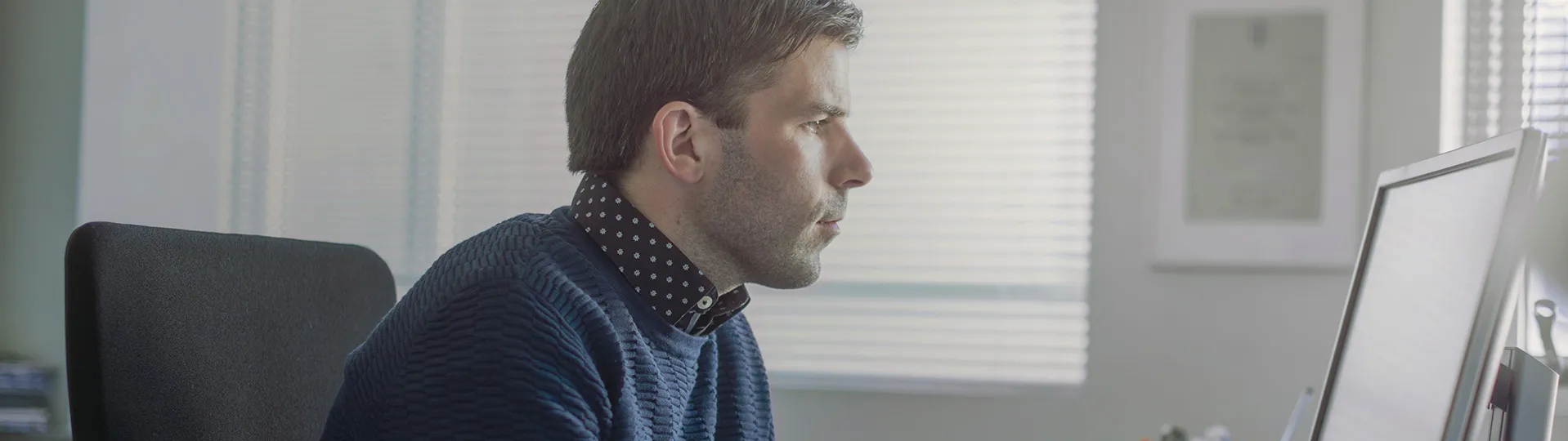 Person looking at computer screen - SOLIDWORKS