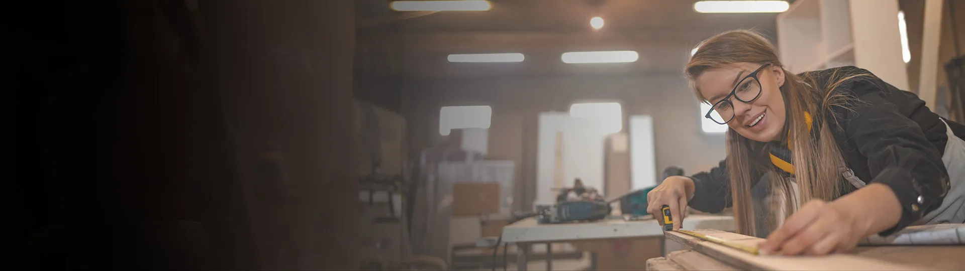 Mujer diseñadora de mobiliario en el taller - 3DEXPERIENCE SOLIDWORKS for Makers
