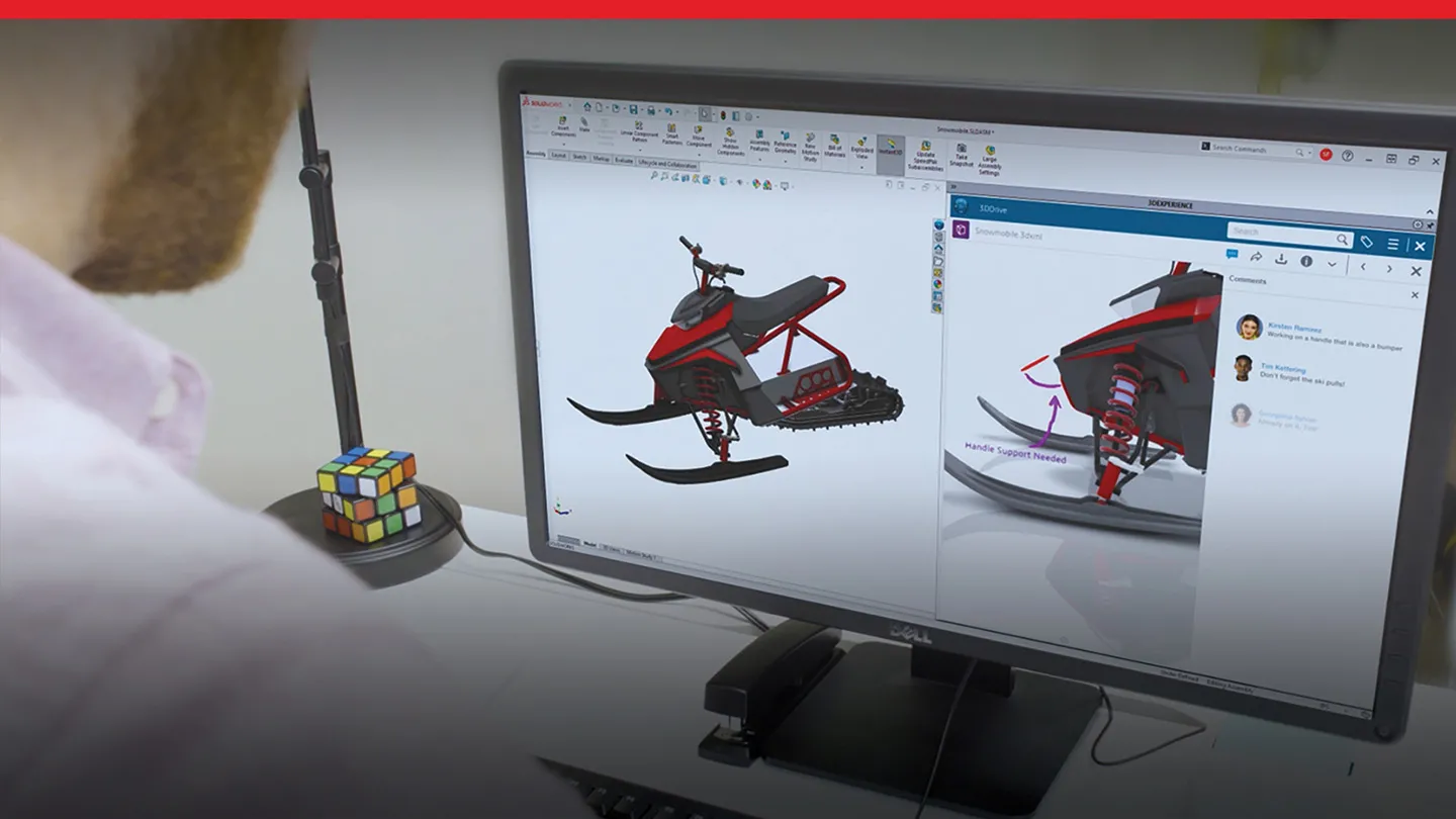 Una persona que mira la pantalla en la que aparece el modelo en 3D de SOLIDWORKS de una moto de nieve con datos